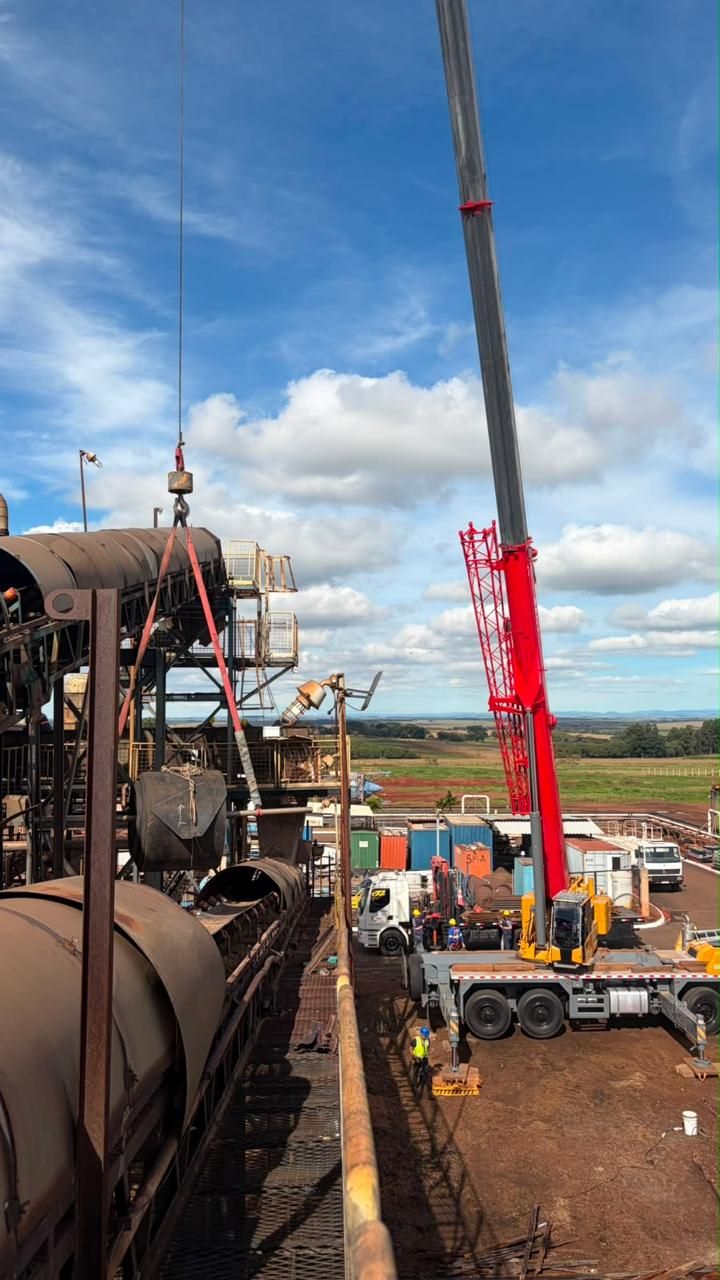 Guindaste içando estrutura de transportador durante montagem em usina