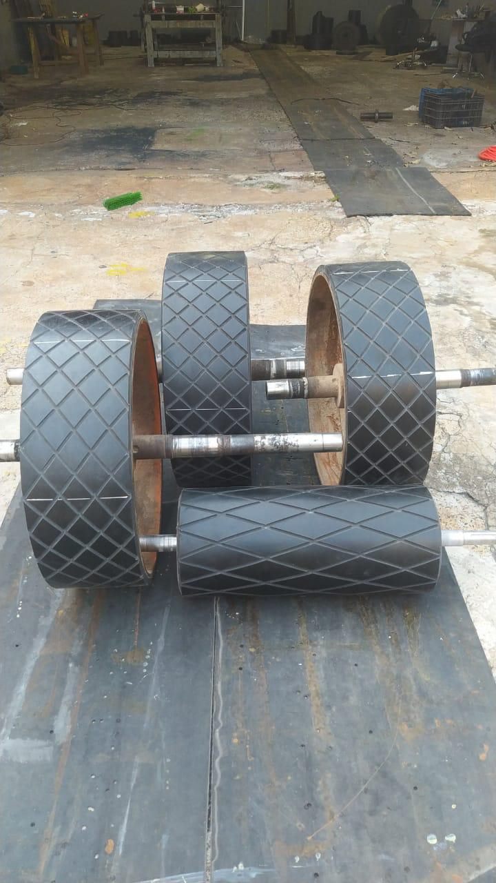 Quatro tambores revestidos em borracha com frisado em diamante na oficina da Comang